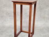 une petite table en bois avec un plateau et des pieds en bois