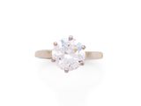 une image représentant une bague en diamant blanc sur fond blanc