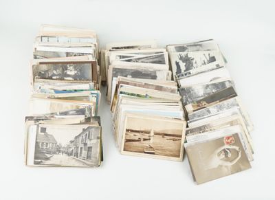 beaucoup de vieilles photos sur la table ensemble