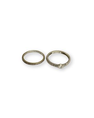 une paire de bagues en argent sur fond blanc