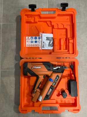 une boîte à outils contenant une agrafeuse et un pistolet à clous