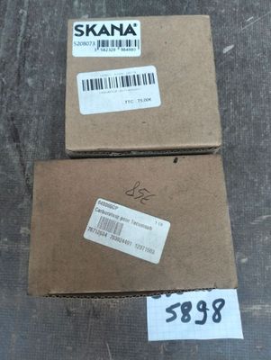 deux cartons de skateboards posés sur un parquet