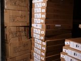 de nombreuses boîtes empilées dans une pièce