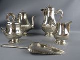 trois pièces en argent pour le thé et le café sur une table