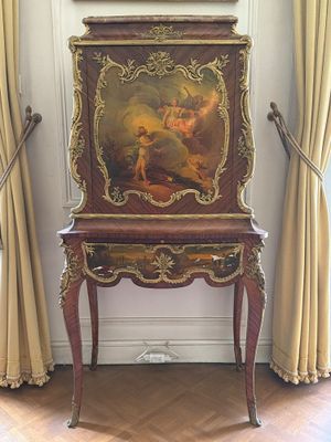 une image d'un tableau sur une table dans une pièce