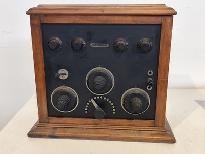 une radio à l'ancienne avec de nombreux boutons