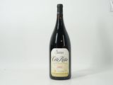 une bouteille de vin posée sur une table
