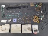 Plusieurs bijoux sont disposés sur une table