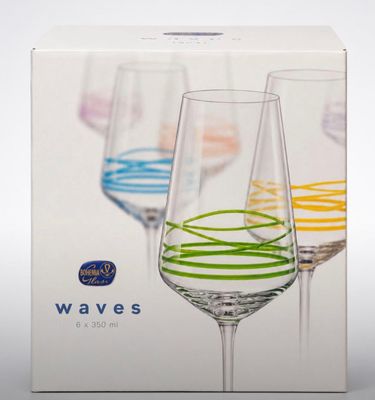 trois verres à vin dans une boîte posée sur la table