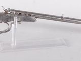 un pistolet posé sur une table