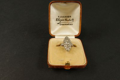 une photo d'une bague en diamant dans un écrin posé sur une table