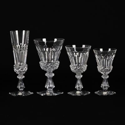 trois verres à pied en verre transparent posés sur une surface noire