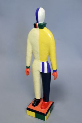 figurine aux couleurs vives représentant un homme debout sur une caisse