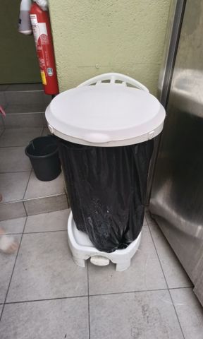 Deux poubelles