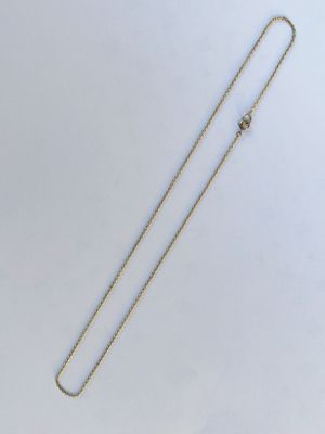 un collier en or auquel est attachée une chaîne