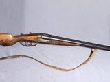un vieux fusil avec un étui en cuir et une crosse en bois