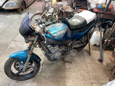 une moto bleue garée sur le bord de la rue