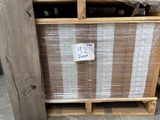 une palette en bois emballée dans du plastique