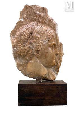 statue représentant la tête d'une femme, posée sur un socle en bois
