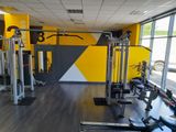 une salle de sport équipée de divers appareils