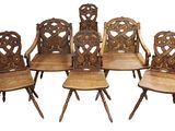 six chaises en bois sont alignées sur un fond blanc