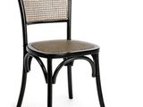 un gros plan d'une chaise noire avec une assise tressée