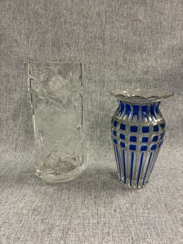 Deux vases, l’un cristal décor de rose (pastille Steiner, haut : 