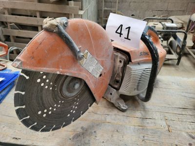 une tronçonneuse posée sur une table sur laquelle est inscrit le chiffre 41