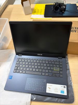 un ordinateur portable posé sur une table