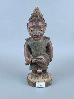 gros plan d'une statue représentant une personne coiffée d'un chapeau