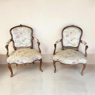 deux chaises assises l'une à côté de l'autre dans une pièce