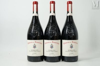 trois bouteilles de vin posées sur une table blanche