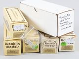 plusieurs boîtes de nourriture empilées les unes sur les autres sur une table