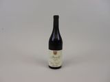 une bouteille de vin posée sur une table