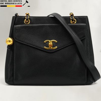 un sac à main Chanel en cuir noir avec des finitions dorées