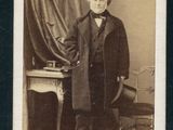 une vieille photo d'un homme en costume-cravate