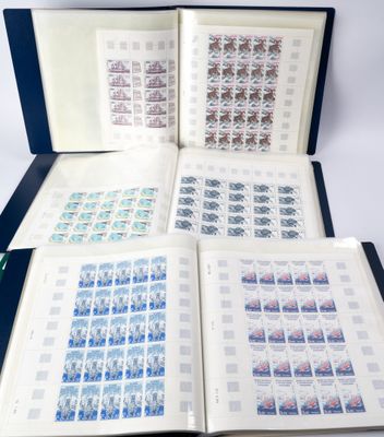 un livre ouvert avec des timbres, posé sur une table