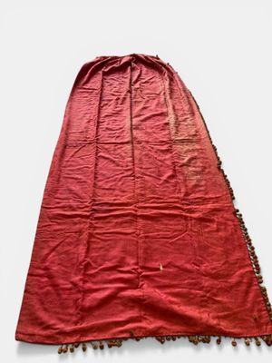 Un rideau en soie rose et un toile des années 1950 et docume…