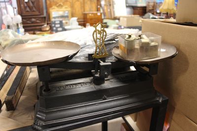 une photo d'une balance posée sur une table