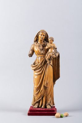 l'image d'une statue représentant une femme tenant un enfant dans ses bras
