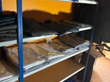 beaucoup de vêtements sur les étagères de la pièce