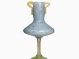vase en verre bleu et vert, muni de deux anses et reposant sur un socle vert