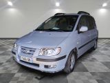 la photo d'une petite voiture bleue garée dans un garage