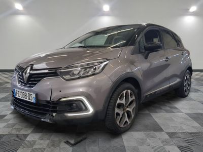 vue de face d'une voiture grise garée sur un sol à damier