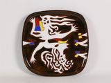 assiette marron et blanche ornée d'une femme à cheval