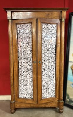 Bibliothèque vitrée en noyer, montants à demi-colonne, Epoqu… - Photo 1