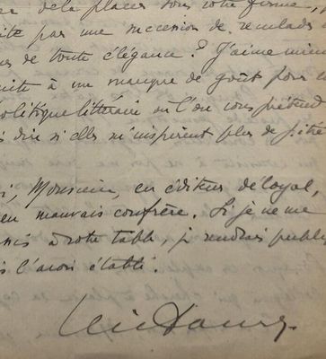 une vieille lettre manuscrite à l'encre noire sur une feuille de papier