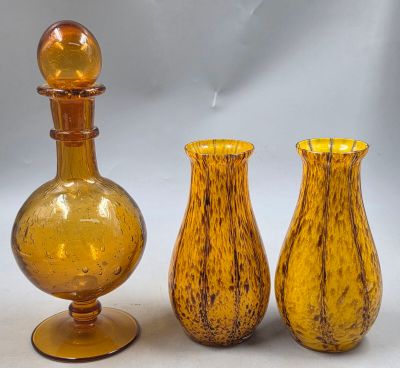 deux vases en verre jaune posés l'un à côté de l'autre sur une table