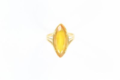 une image représentant une bague en or sertie d'une pierre jaune
