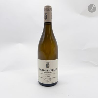 une bouteille de vin posée sur une table
